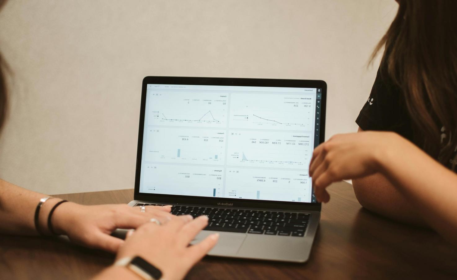 Ambiente di studio organizzato con materiali disposti per sessioni di apprendimento efficace
